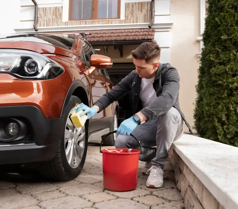 Lavage auto à domicile Ladevèze-Rivière : professionnel intervenant sur un véhicule